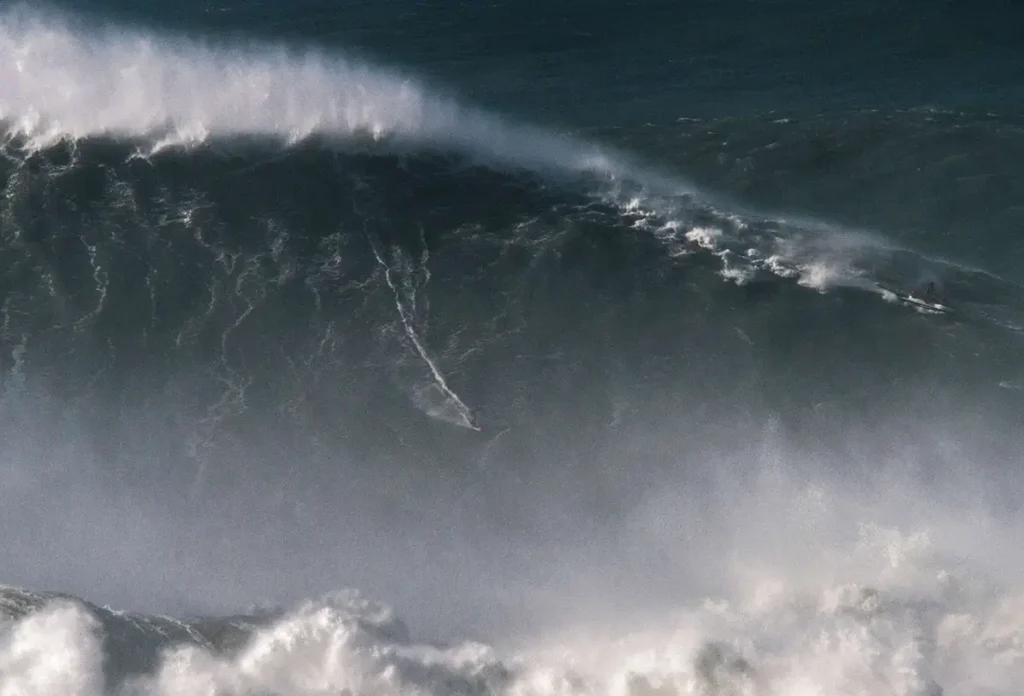 big-wave-nazare-Rodrigo-Koxa
