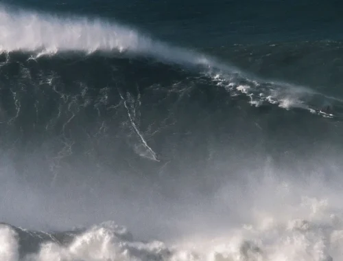 big-wave-nazare-Rodrigo-Koxa