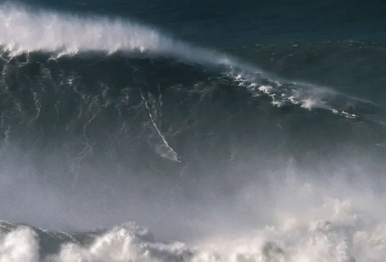 big-wave-nazare-Rodrigo-Koxa