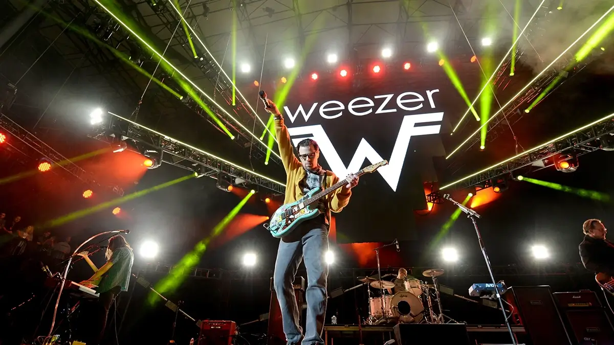 Weezer_Viejas Arena_Revolt In Style Header